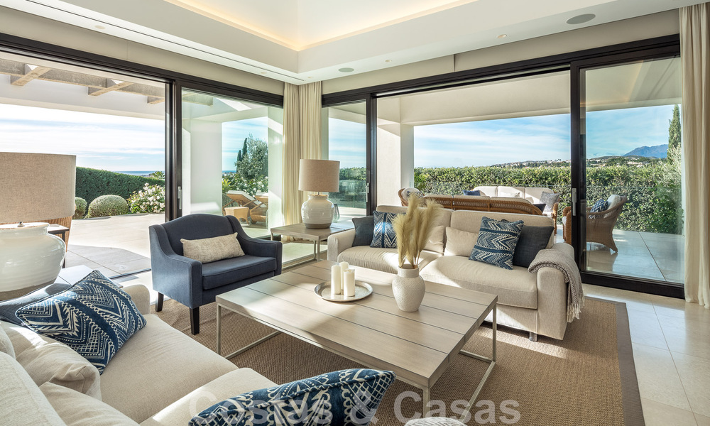 Villa independiente de lujo en venta con vistas al mar rodeada de campos de golf en Nueva Andalucia, Marbella 50715