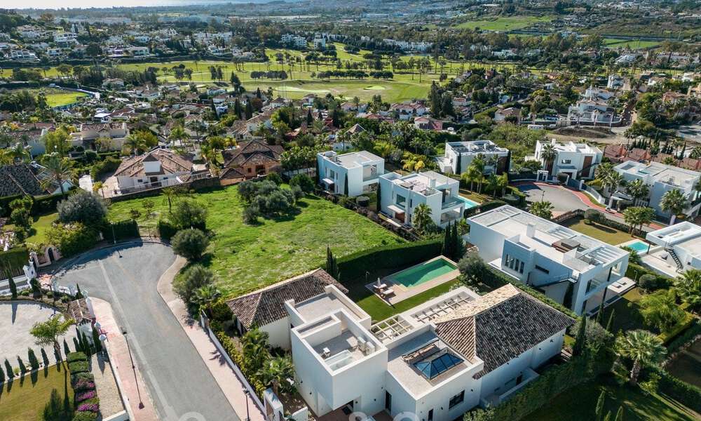 Villa independiente de lujo en venta con vistas al mar rodeada de campos de golf en Nueva Andalucia, Marbella 50716