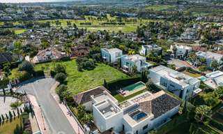 Villa independiente de lujo en venta con vistas al mar rodeada de campos de golf en Nueva Andalucia, Marbella 50716 