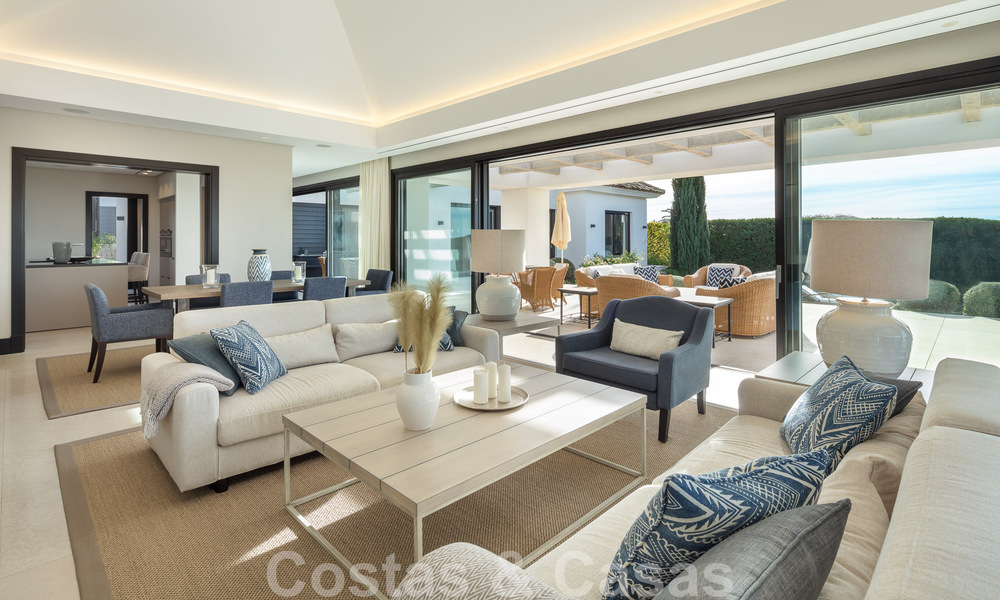 Villa independiente de lujo en venta con vistas al mar rodeada de campos de golf en Nueva Andalucia, Marbella 50717