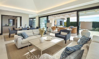 Villa independiente de lujo en venta con vistas al mar rodeada de campos de golf en Nueva Andalucia, Marbella 50717 