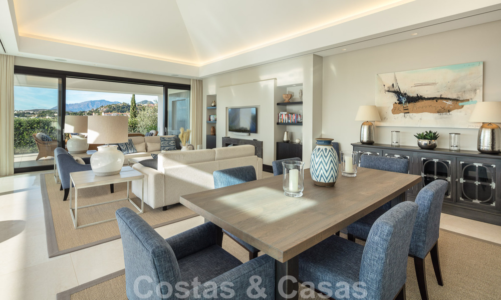 Villa independiente de lujo en venta con vistas al mar rodeada de campos de golf en Nueva Andalucia, Marbella 50718