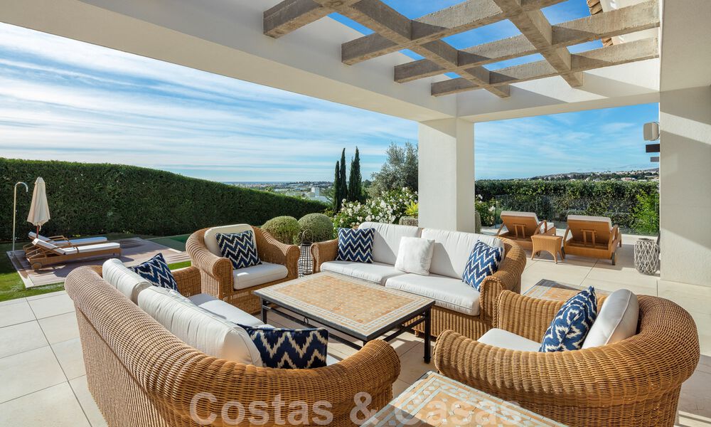 Villa independiente de lujo en venta con vistas al mar rodeada de campos de golf en Nueva Andalucia, Marbella 50719