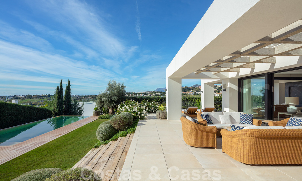 Villa independiente de lujo en venta con vistas al mar rodeada de campos de golf en Nueva Andalucia, Marbella 50720