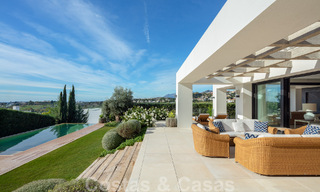 Villa independiente de lujo en venta con vistas al mar rodeada de campos de golf en Nueva Andalucia, Marbella 50720 