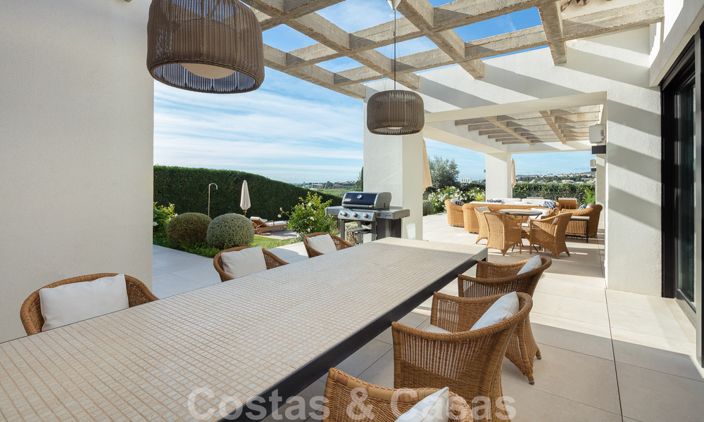 Villa independiente de lujo en venta con vistas al mar rodeada de campos de golf en Nueva Andalucia, Marbella 50721