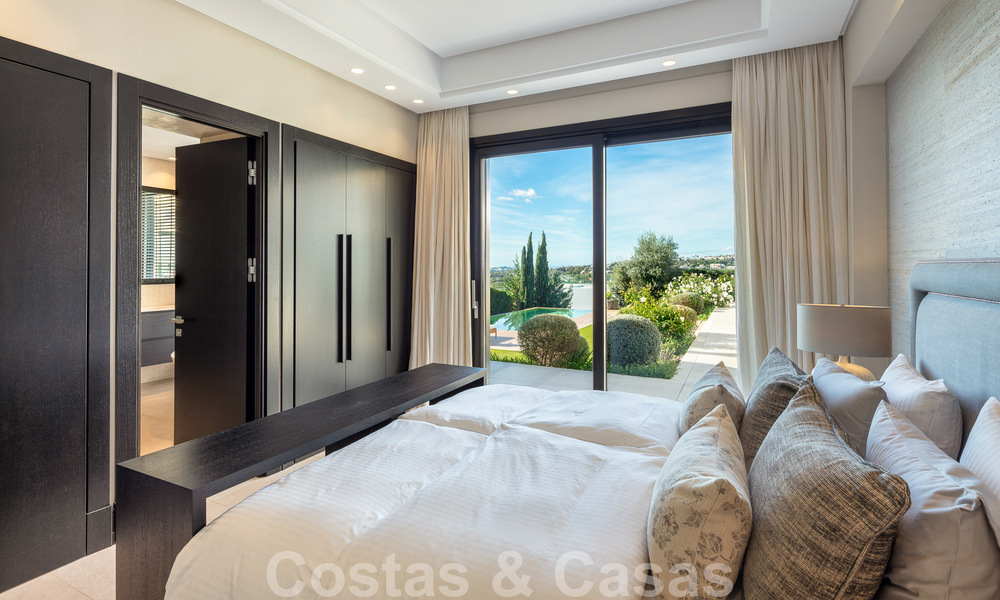 Villa independiente de lujo en venta con vistas al mar rodeada de campos de golf en Nueva Andalucia, Marbella 50722