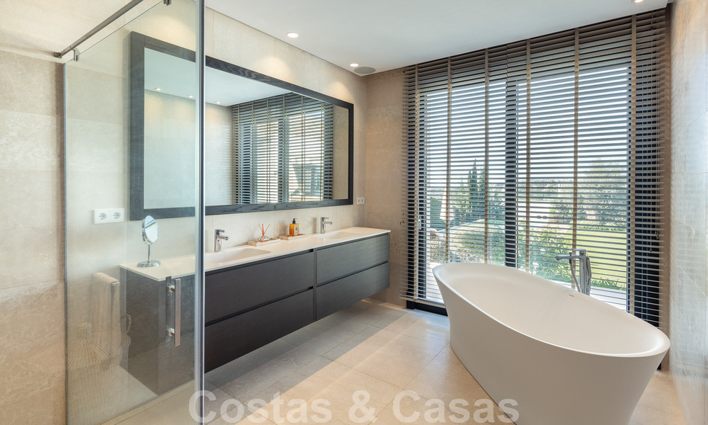 Villa independiente de lujo en venta con vistas al mar rodeada de campos de golf en Nueva Andalucia, Marbella 50723