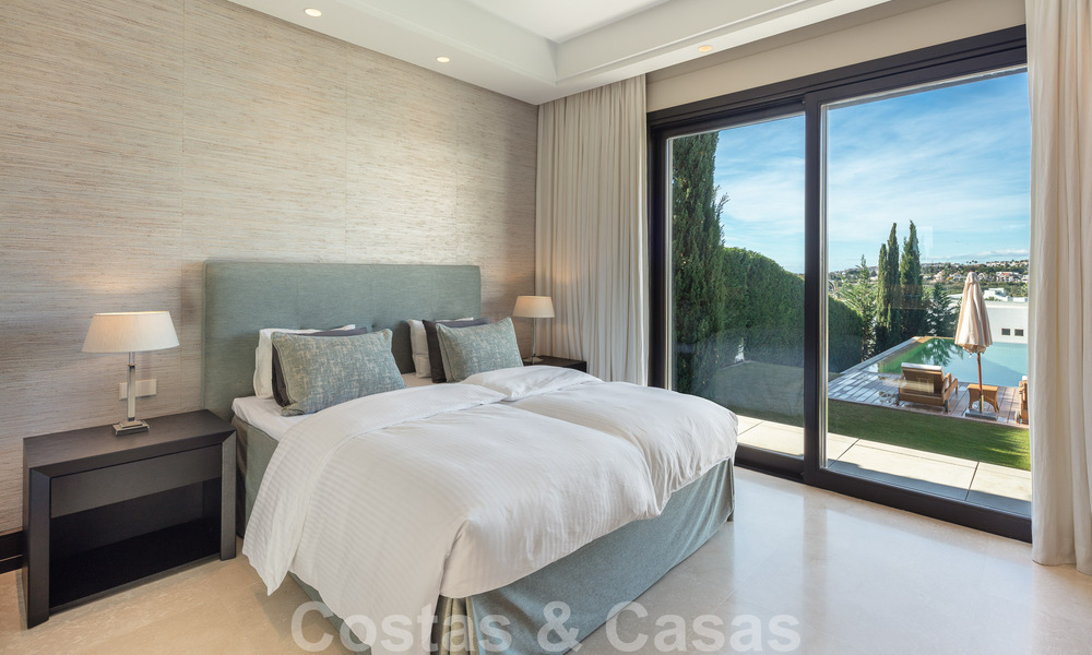 Villa independiente de lujo en venta con vistas al mar rodeada de campos de golf en Nueva Andalucia, Marbella 50725