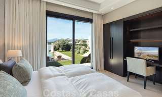 Villa independiente de lujo en venta con vistas al mar rodeada de campos de golf en Nueva Andalucia, Marbella 50726 