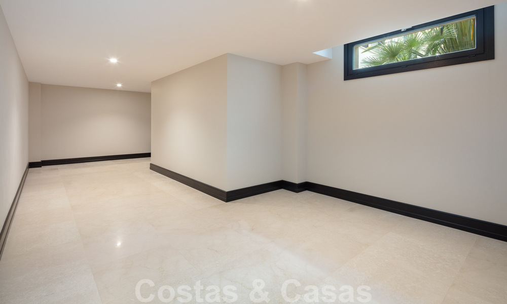 Villa independiente de lujo en venta con vistas al mar rodeada de campos de golf en Nueva Andalucia, Marbella 50730