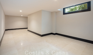 Villa independiente de lujo en venta con vistas al mar rodeada de campos de golf en Nueva Andalucia, Marbella 50730 