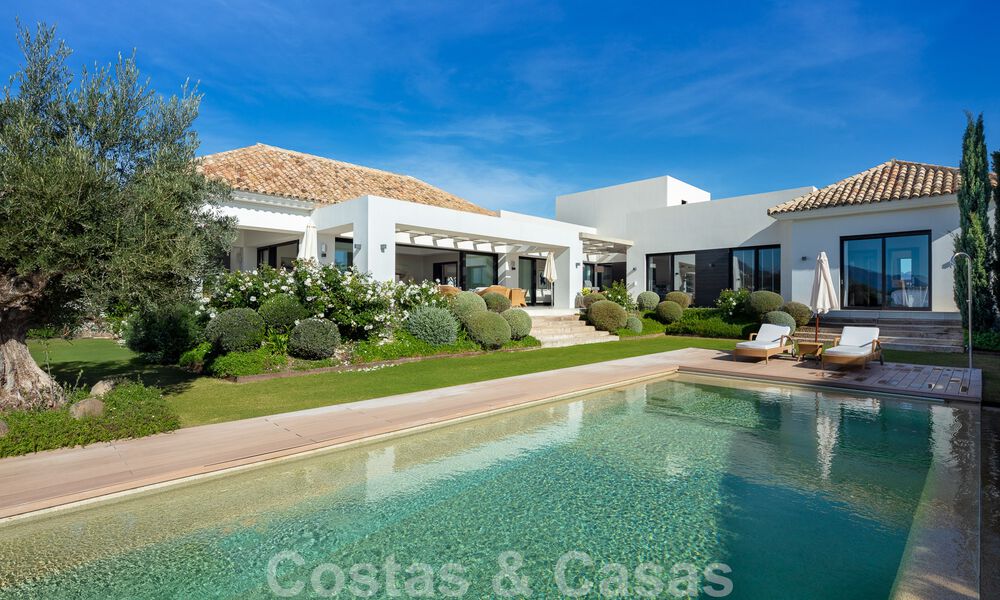 Villa independiente de lujo en venta con vistas al mar rodeada de campos de golf en Nueva Andalucia, Marbella 50731