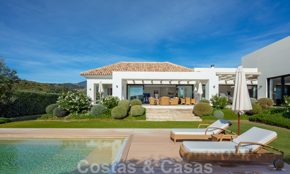 Villa independiente de lujo en venta con vistas al mar rodeada de campos de golf en Nueva Andalucia, Marbella 50732