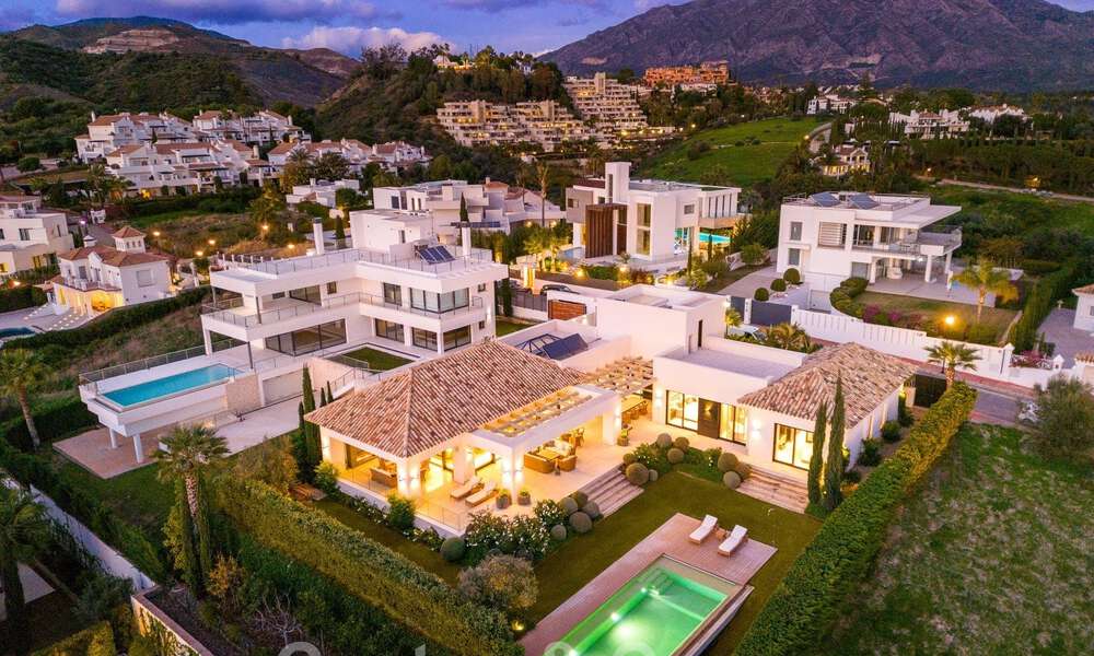 Villa independiente de lujo en venta con vistas al mar rodeada de campos de golf en Nueva Andalucia, Marbella 50734