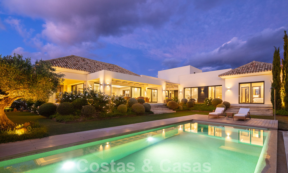 Villa independiente de lujo en venta con vistas al mar rodeada de campos de golf en Nueva Andalucia, Marbella 50736