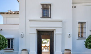 Villa andaluza de lujo en venta con impresionantes vistas panorámicas al mar situada en Los Monteros, Marbella 50937 