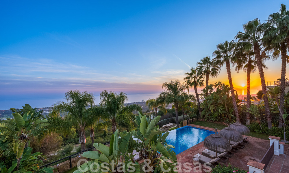 Villa andaluza de lujo en venta con impresionantes vistas panorámicas al mar situada en Los Monteros, Marbella 50938