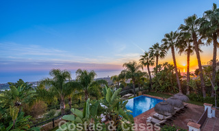 Villa andaluza de lujo en venta con impresionantes vistas panorámicas al mar situada en Los Monteros, Marbella 50938 