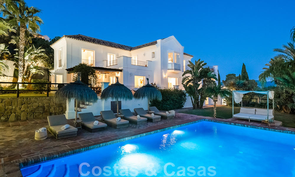 Villa andaluza de lujo en venta con impresionantes vistas panorámicas al mar situada en Los Monteros, Marbella 50939