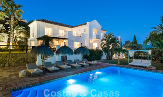 Villa andaluza de lujo en venta con impresionantes vistas panorámicas al mar situada en Los Monteros, Marbella 50939 