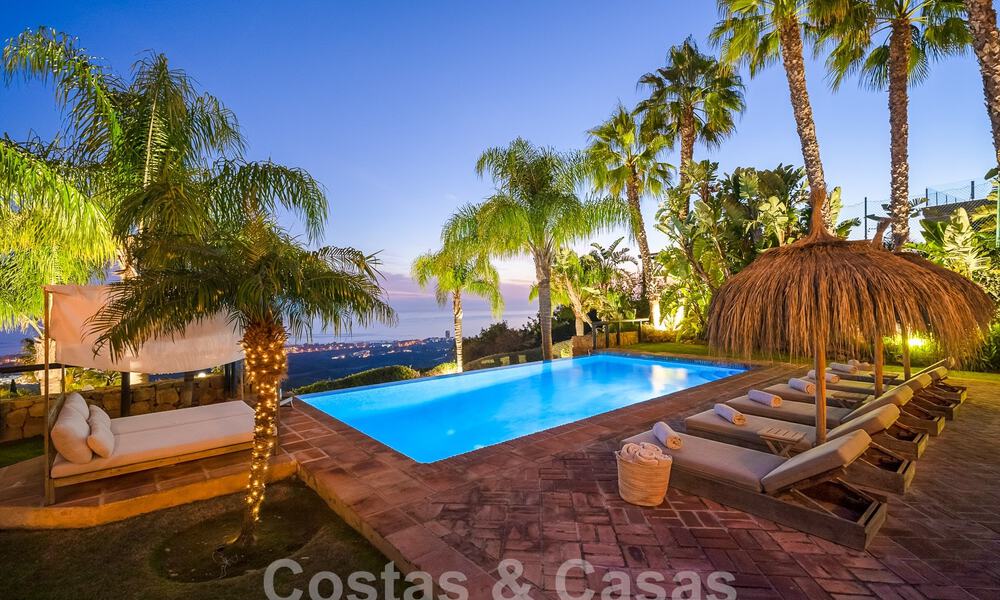 Villa andaluza de lujo en venta con impresionantes vistas panorámicas al mar situada en Los Monteros, Marbella 50940