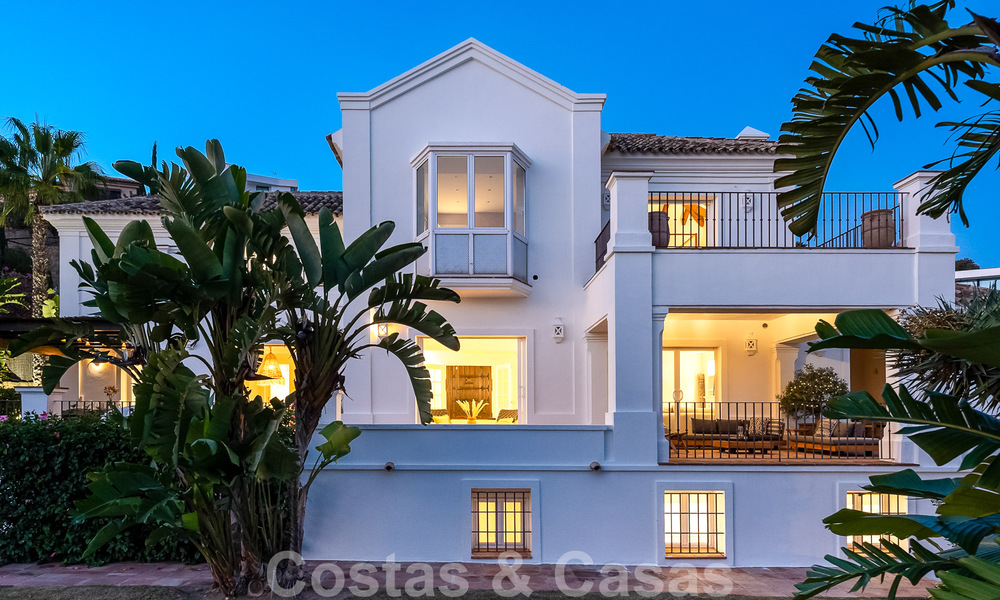 Villa andaluza de lujo en venta con impresionantes vistas panorámicas al mar situada en Los Monteros, Marbella 50941