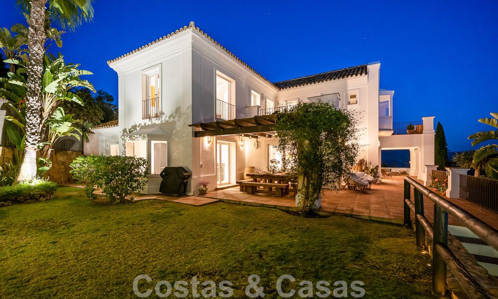 Villa andaluza de lujo en venta con impresionantes vistas panorámicas al mar situada en Los Monteros, Marbella 50942