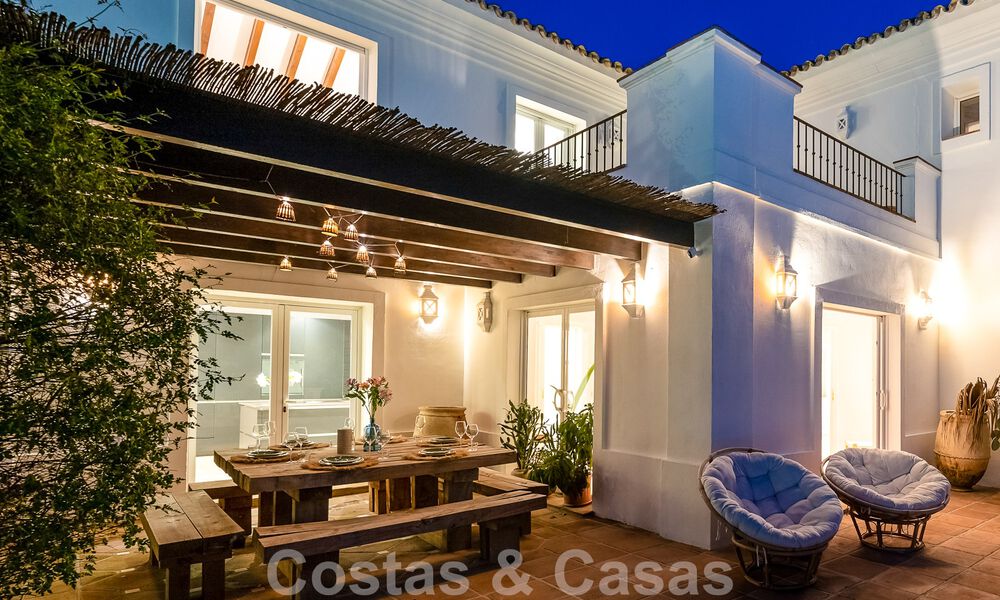 Villa andaluza de lujo en venta con impresionantes vistas panorámicas al mar situada en Los Monteros, Marbella 50943