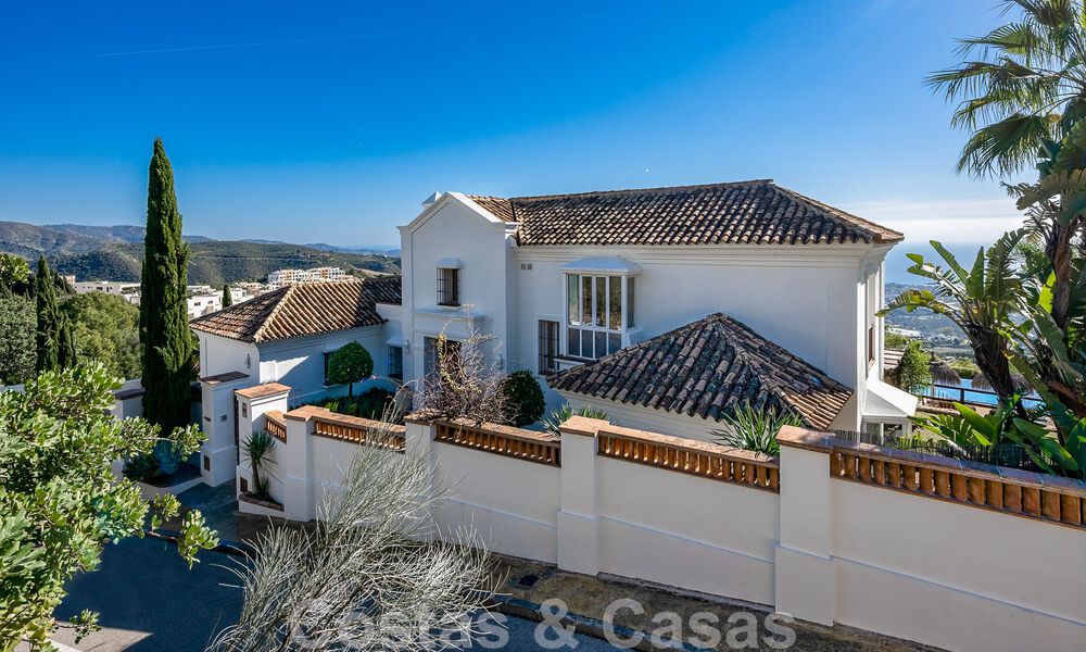 Villa andaluza de lujo en venta con impresionantes vistas panorámicas al mar situada en Los Monteros, Marbella 50945