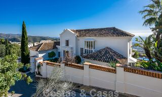 Villa andaluza de lujo en venta con impresionantes vistas panorámicas al mar situada en Los Monteros, Marbella 50945 