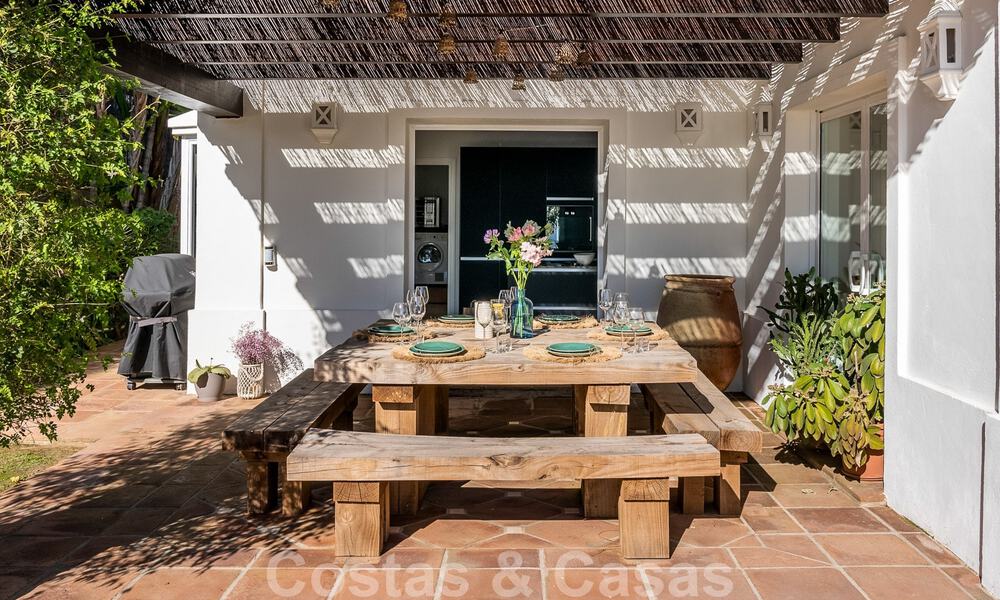 Villa andaluza de lujo en venta con impresionantes vistas panorámicas al mar situada en Los Monteros, Marbella 50946