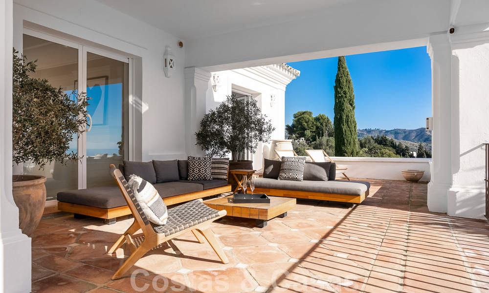 Villa andaluza de lujo en venta con impresionantes vistas panorámicas al mar situada en Los Monteros, Marbella 50947