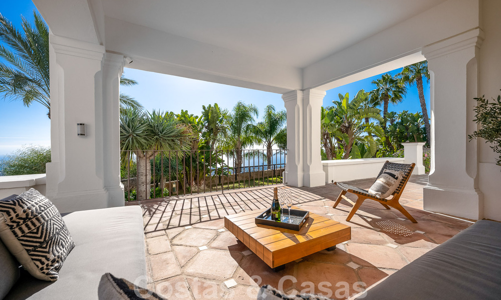 Villa andaluza de lujo en venta con impresionantes vistas panorámicas al mar situada en Los Monteros, Marbella 50948