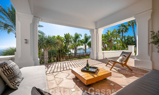 Villa andaluza de lujo en venta con impresionantes vistas panorámicas al mar situada en Los Monteros, Marbella 50948 