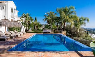 Villa andaluza de lujo en venta con impresionantes vistas panorámicas al mar situada en Los Monteros, Marbella 50949 