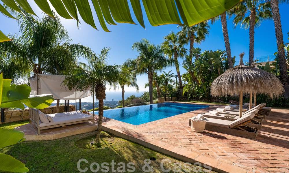 Villa andaluza de lujo en venta con impresionantes vistas panorámicas al mar situada en Los Monteros, Marbella 50950