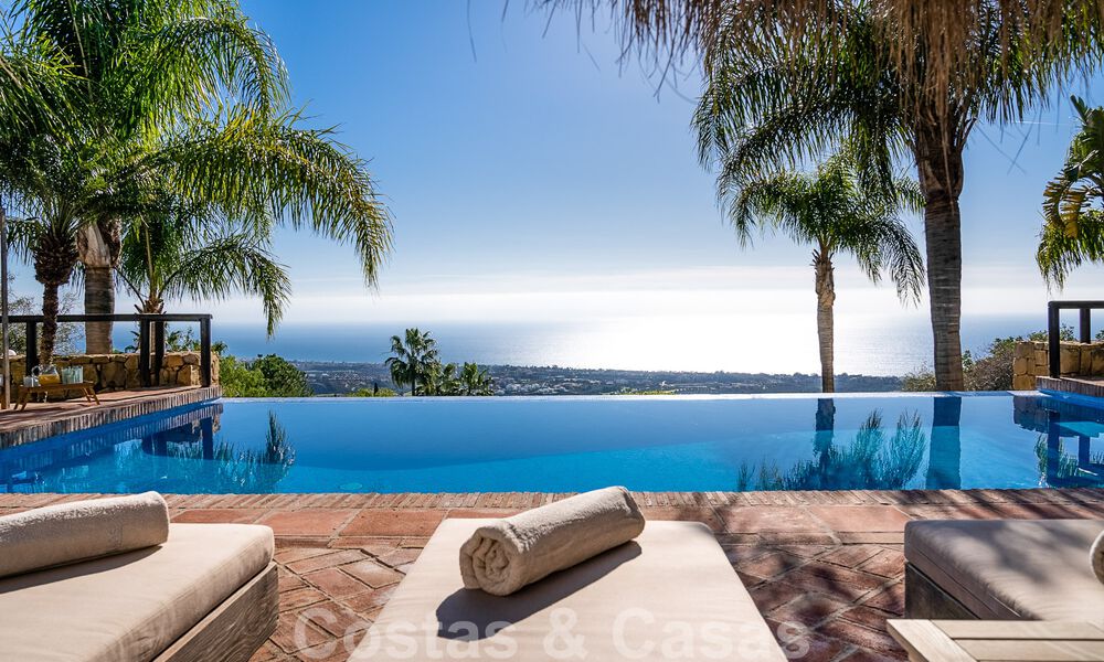 Villa andaluza de lujo en venta con impresionantes vistas panorámicas al mar situada en Los Monteros, Marbella 50951