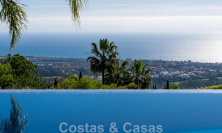 Villa andaluza de lujo en venta con impresionantes vistas panorámicas al mar situada en Los Monteros, Marbella 50952 