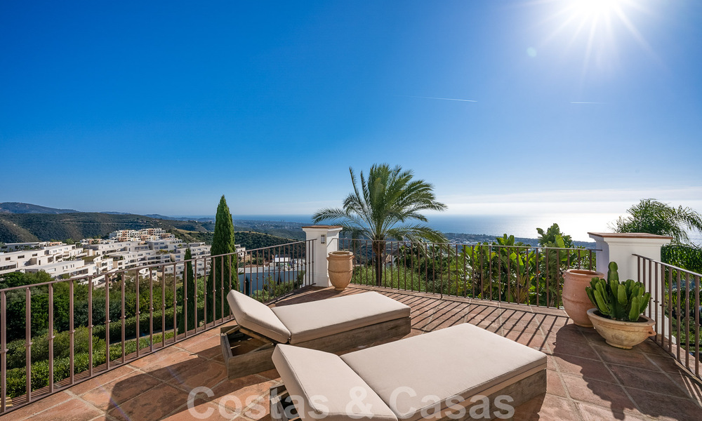 Villa andaluza de lujo en venta con impresionantes vistas panorámicas al mar situada en Los Monteros, Marbella 50953