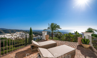 Villa andaluza de lujo en venta con impresionantes vistas panorámicas al mar situada en Los Monteros, Marbella 50953 