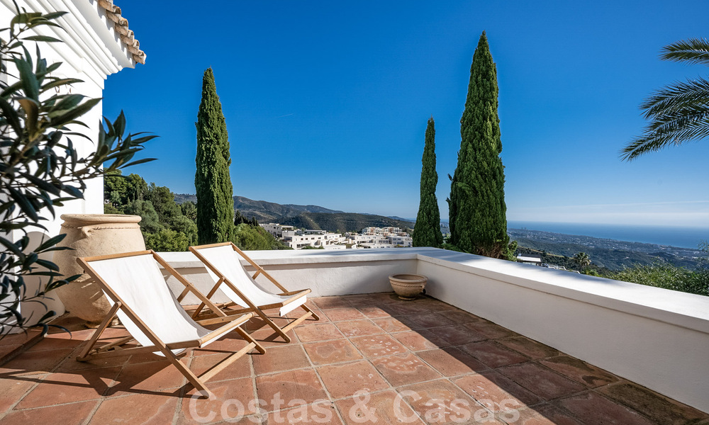 Villa andaluza de lujo en venta con impresionantes vistas panorámicas al mar situada en Los Monteros, Marbella 50955
