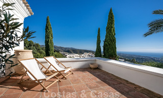 Villa andaluza de lujo en venta con impresionantes vistas panorámicas al mar situada en Los Monteros, Marbella 50955 