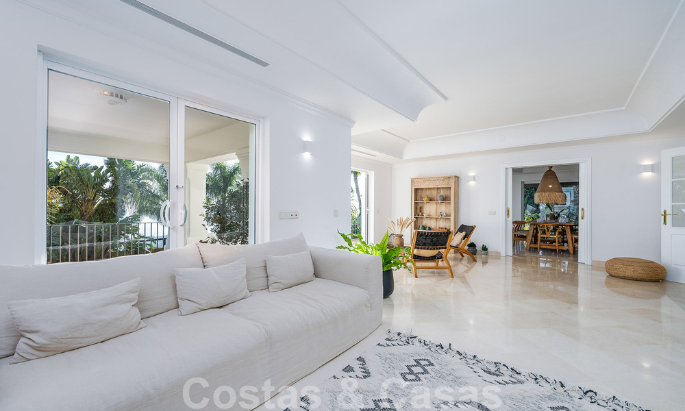 Villa andaluza de lujo en venta con impresionantes vistas panorámicas al mar situada en Los Monteros, Marbella 50956