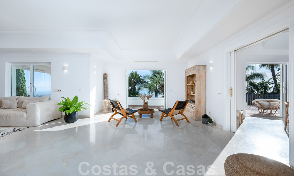 Villa andaluza de lujo en venta con impresionantes vistas panorámicas al mar situada en Los Monteros, Marbella 50957