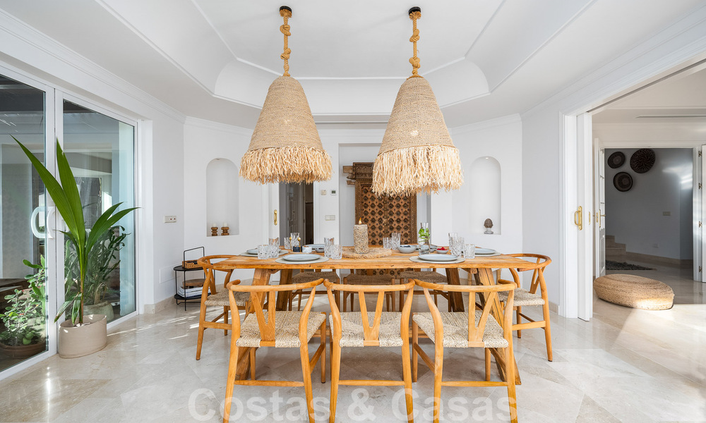 Villa andaluza de lujo en venta con impresionantes vistas panorámicas al mar situada en Los Monteros, Marbella 50958