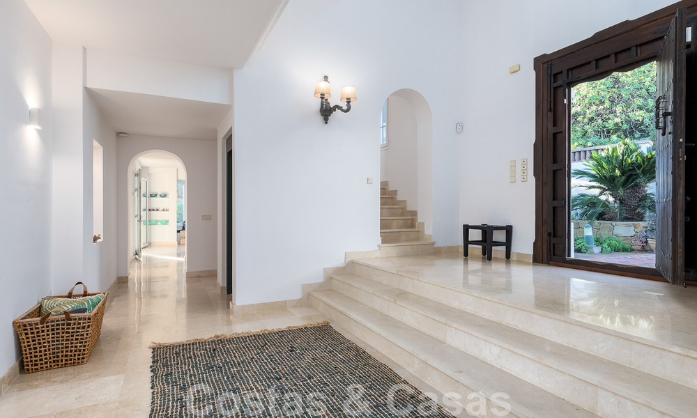 Villa andaluza de lujo en venta con impresionantes vistas panorámicas al mar situada en Los Monteros, Marbella 50960