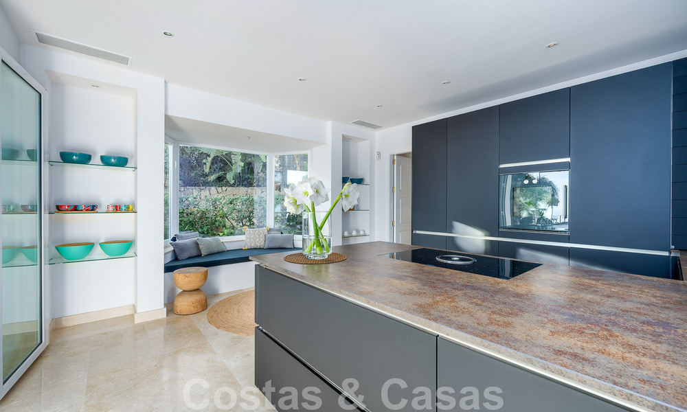 Villa andaluza de lujo en venta con impresionantes vistas panorámicas al mar situada en Los Monteros, Marbella 50962