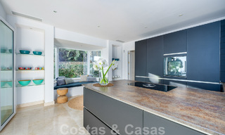 Villa andaluza de lujo en venta con impresionantes vistas panorámicas al mar situada en Los Monteros, Marbella 50962 