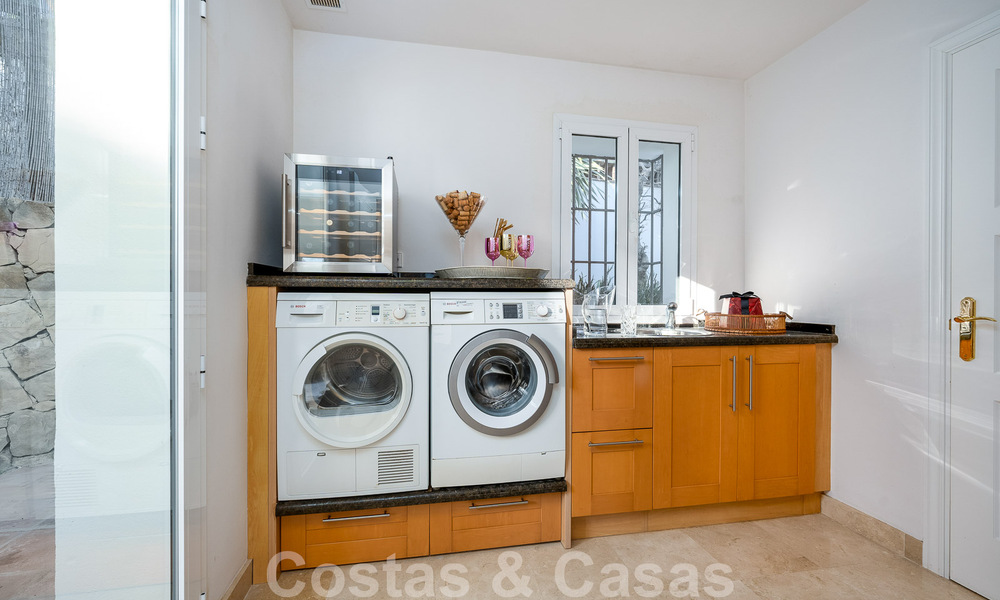 Villa andaluza de lujo en venta con impresionantes vistas panorámicas al mar situada en Los Monteros, Marbella 50963